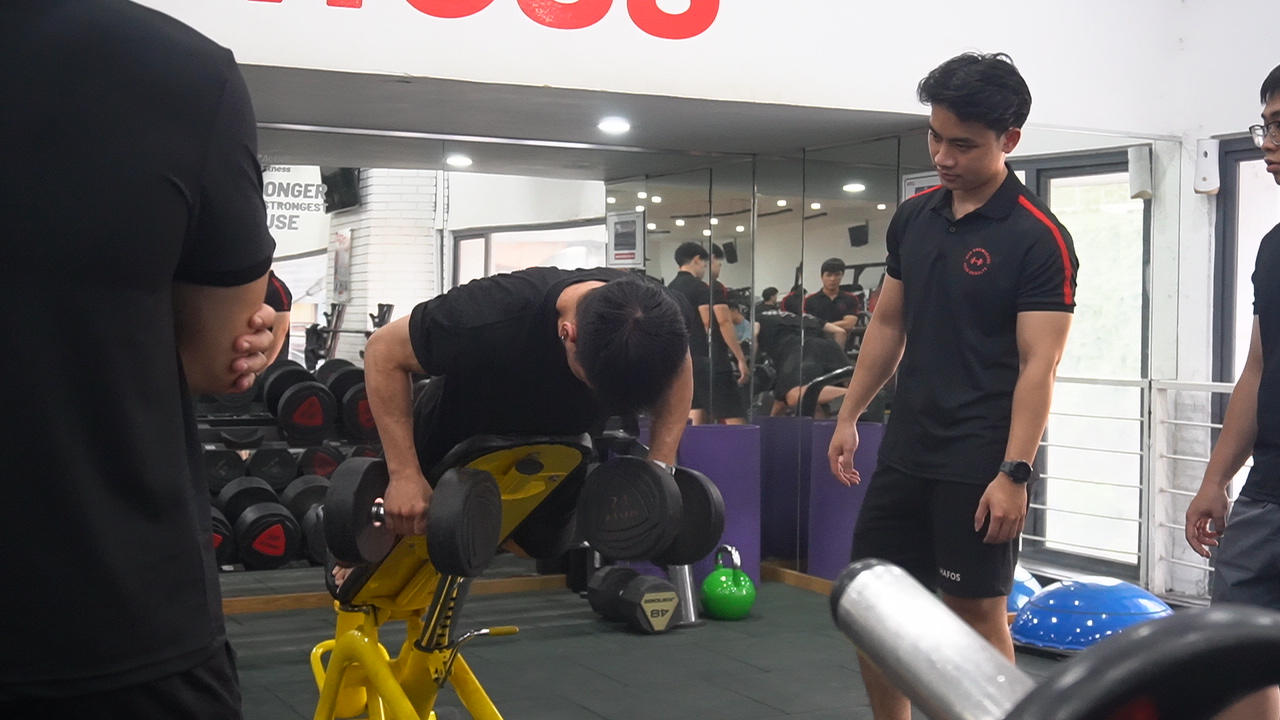 Vốn bị coi như những người “vai u thịt bắp” chỉ dạy kỹ thuật tập cho hội viên mới, nghề PT, Coach hay HLV Gym giờ đây đã yêu cầu trình độ cũng như bộ kỹ năng lớn và đa dạng hơn rất nhiều. Vậy nghề PT là gì?