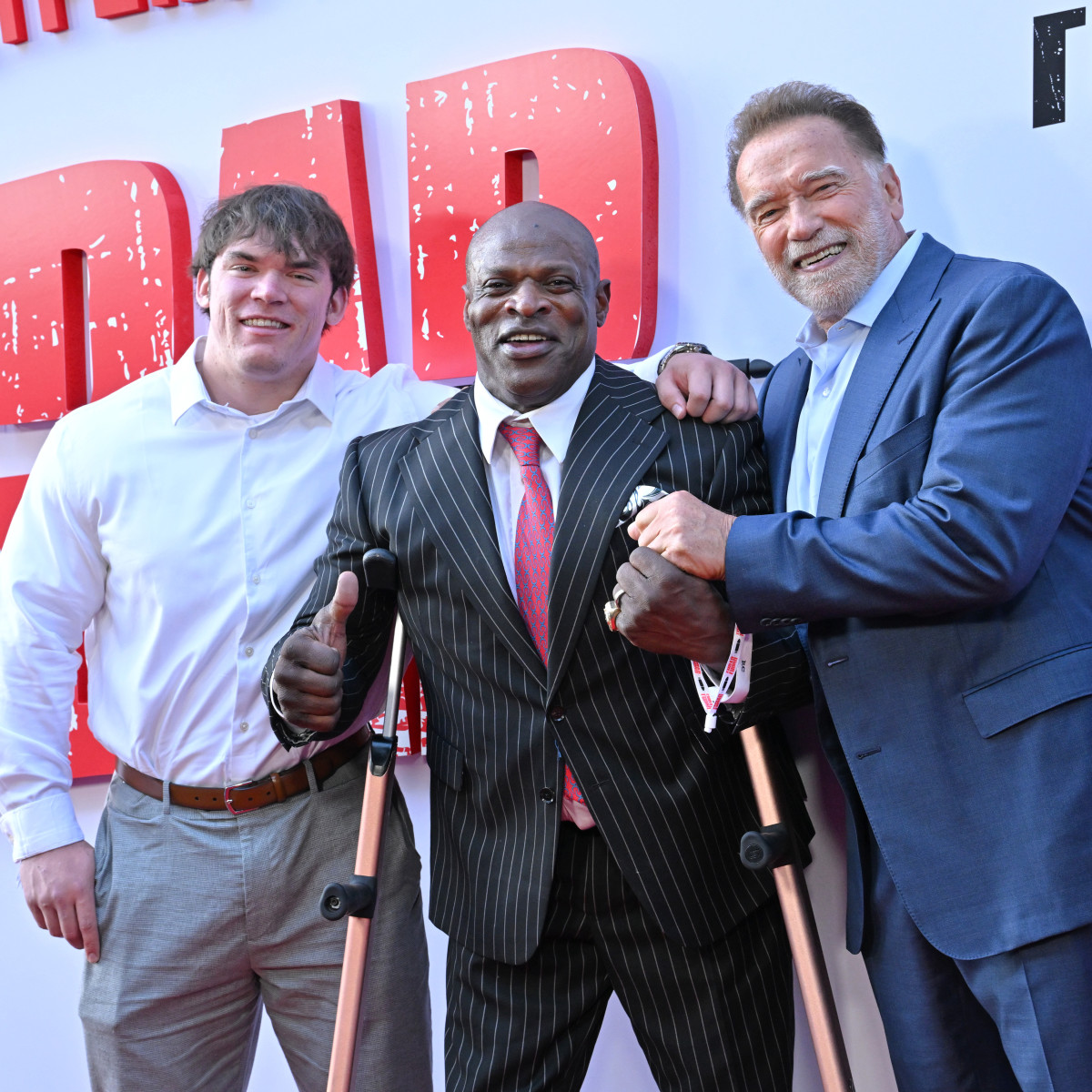 Sam Sulek đứng chung khung hình với các thần tượng thể hình