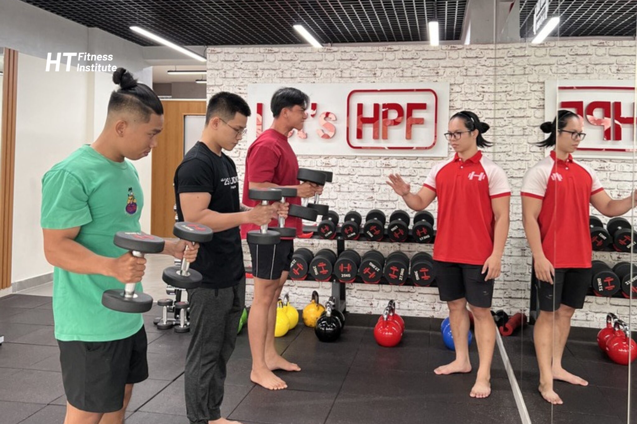 pt là viết tắt của từ gì? Personal Trainer nhưng không chỉ dạy 1 người