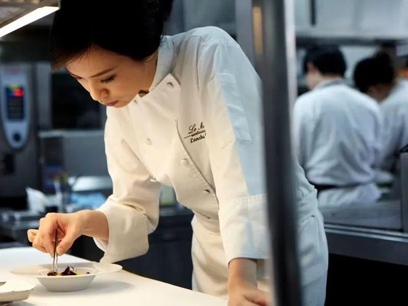 nữ 35 tuổi nên học nghề gì