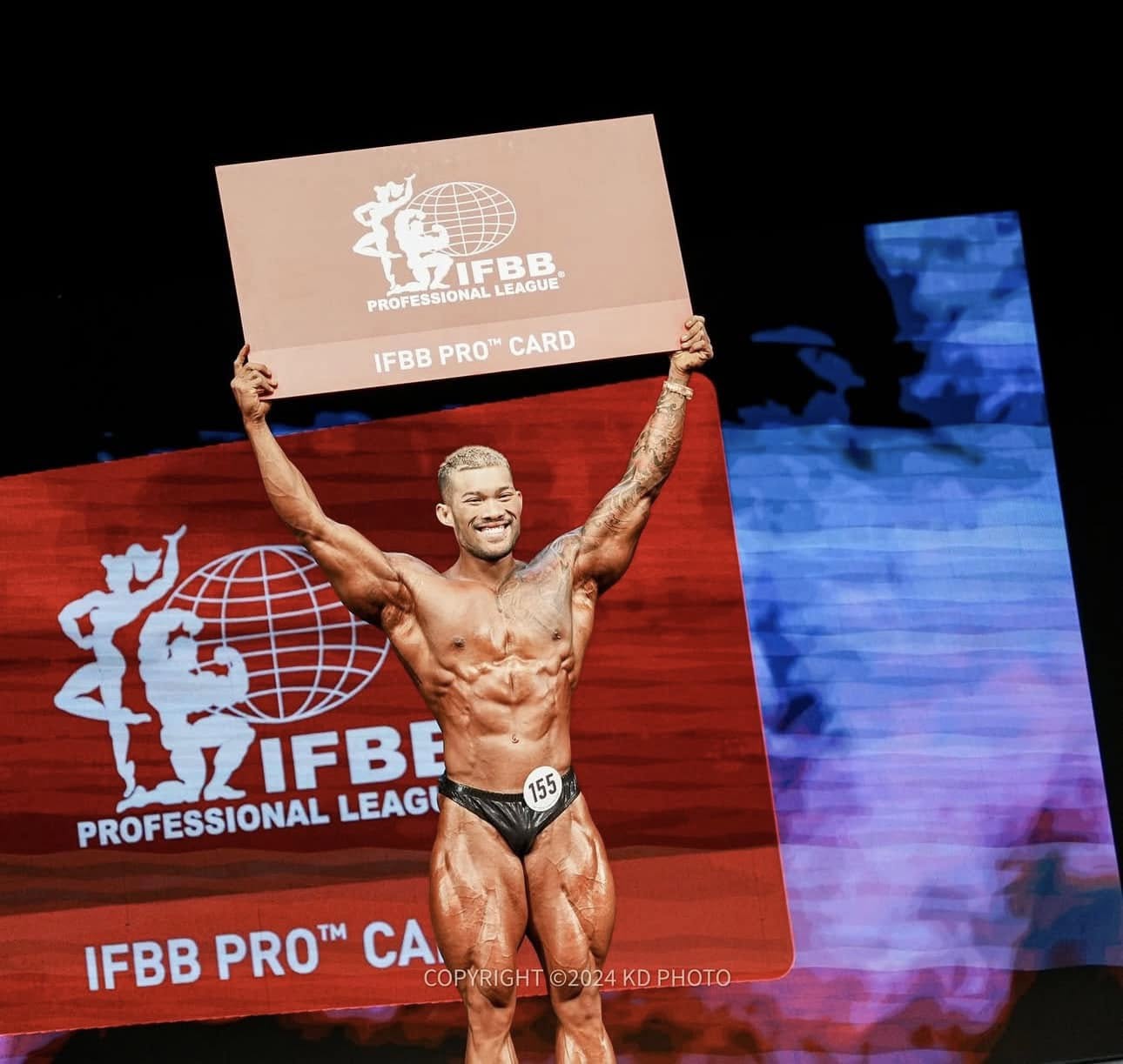 Nguyễn Hoàng Phúc là vận động viên thể hình Việt đầu tiên sở hữu tấm IFBB Pro Card ở hạng mục Classic