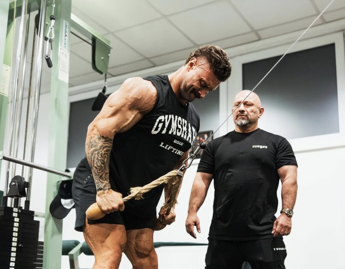 Cbum và huấn luyện viên Hany Rambod chuẩn bị cho cáy kỳ Mr.O