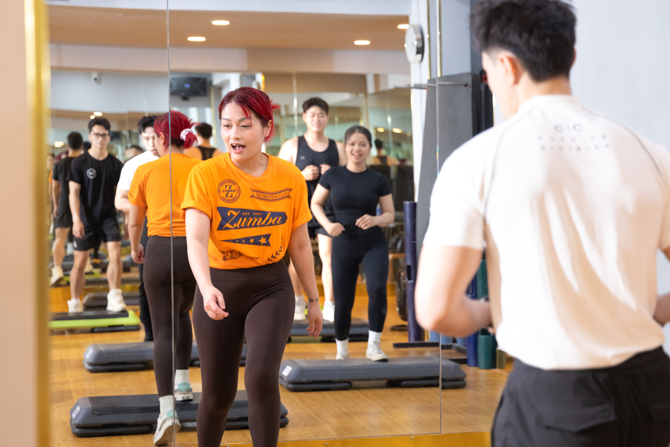 Huấn luyện viên nhóm rất đa dạng, từ Yoga, Pilates, Zumba, Aerobics, đến các lớp cường độ cao như HIIT, Spinning (đạp xe trong nhà), Body Combat, Body Pump.