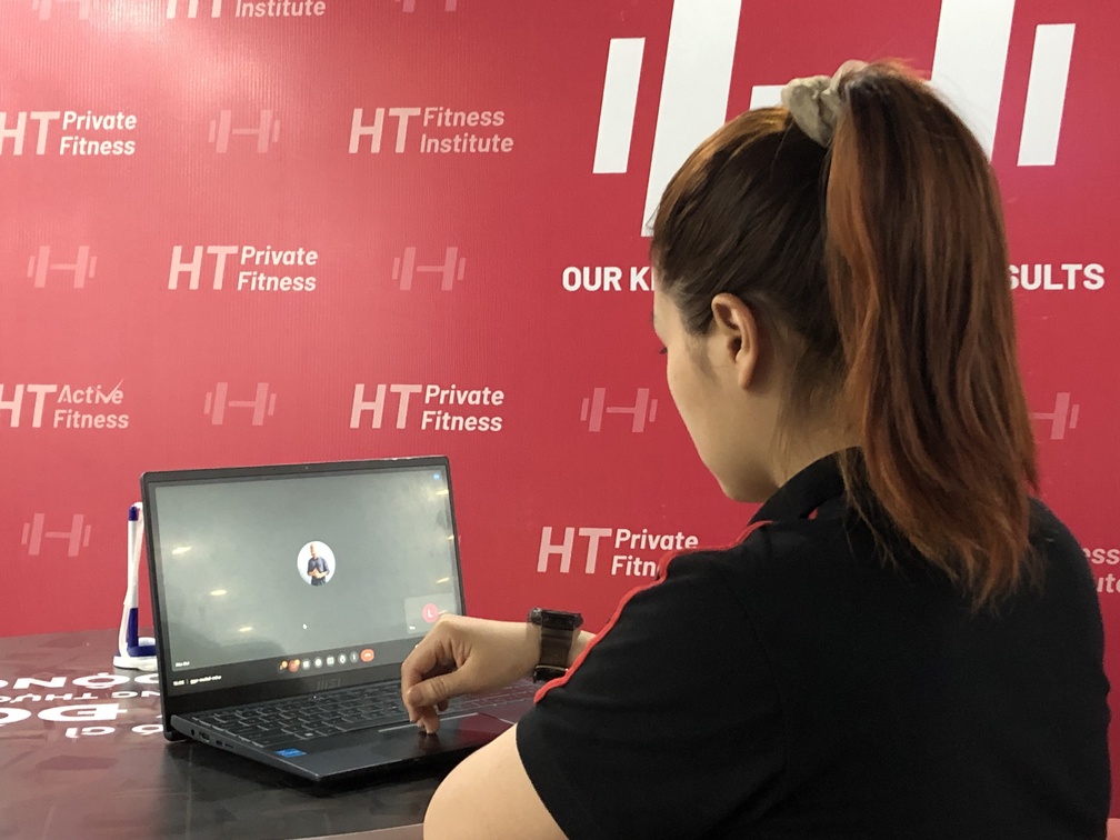 huấn luyện viên thể hình online giúp học viên có thể tập luyện ở bất cứ đâu, bất cứ khi nào thuận tiện, chỉ cần có kết nối internet