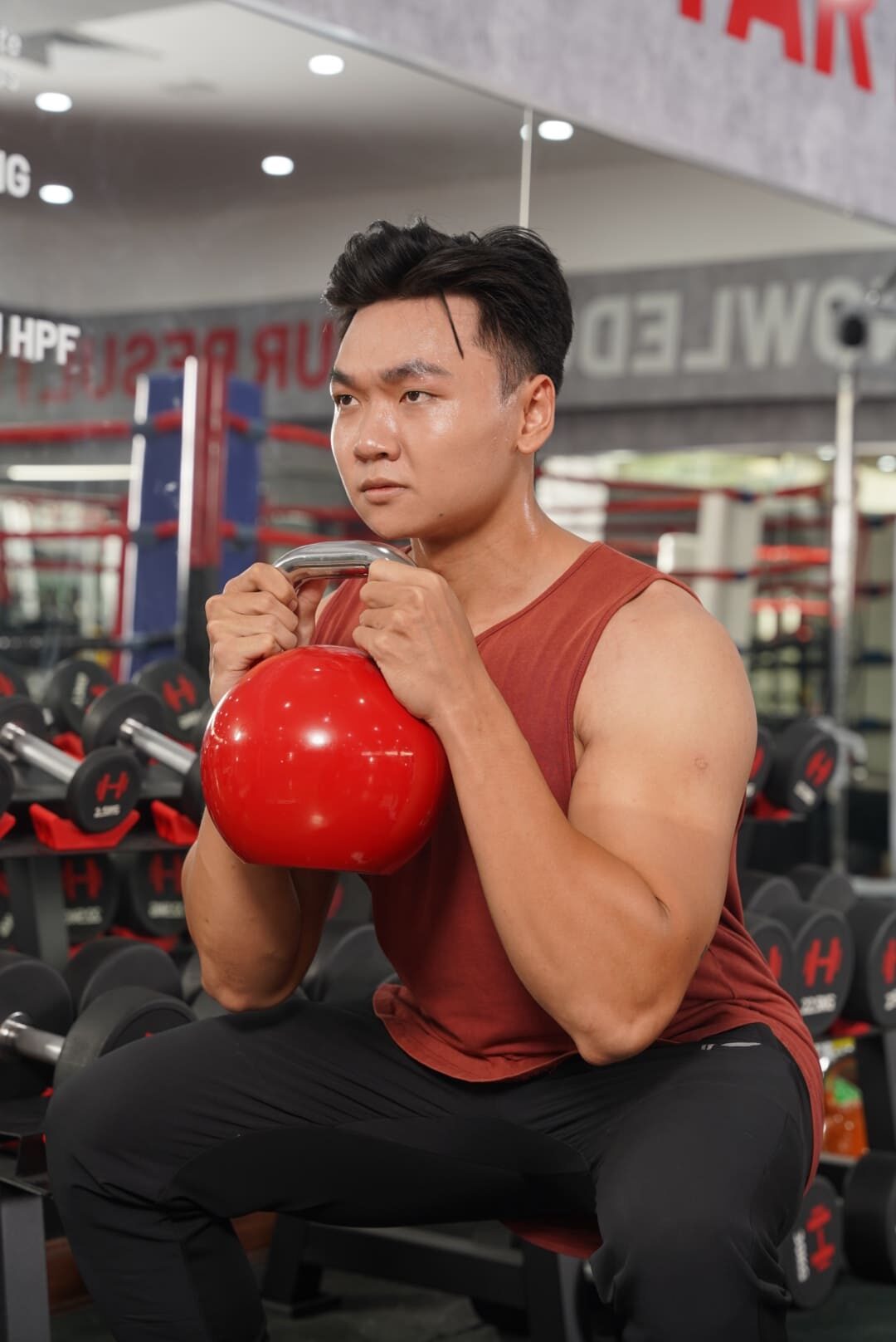 squat, tập squat, squat là gì, squat mông, squat đúng cách, hfi, ht fitness, học viện hfi, kettlebell squat, 