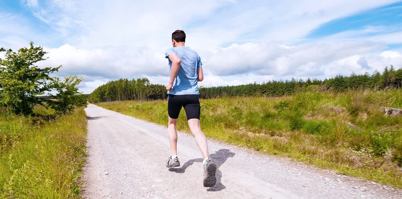 chạy bộ 1 tiếng giảm bao nhiêu calo