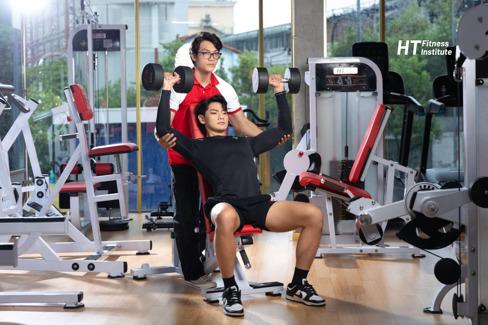 Overhead press là một trong những bài nên được ưu tiên khi tập gym tăng cân