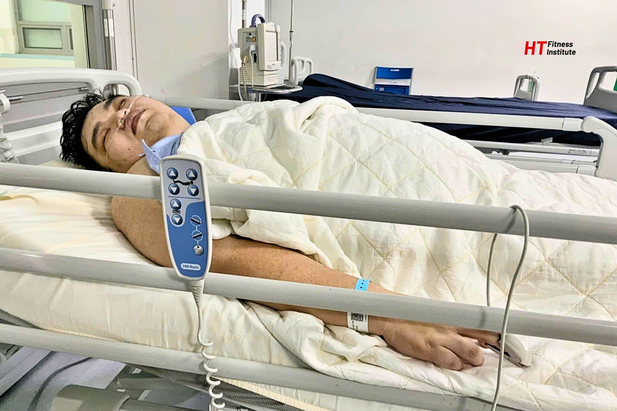 Hút mỡ là một thủ thuật thẩm mỹ xâm lấn được thực hiện bởi chuyên gia y tế