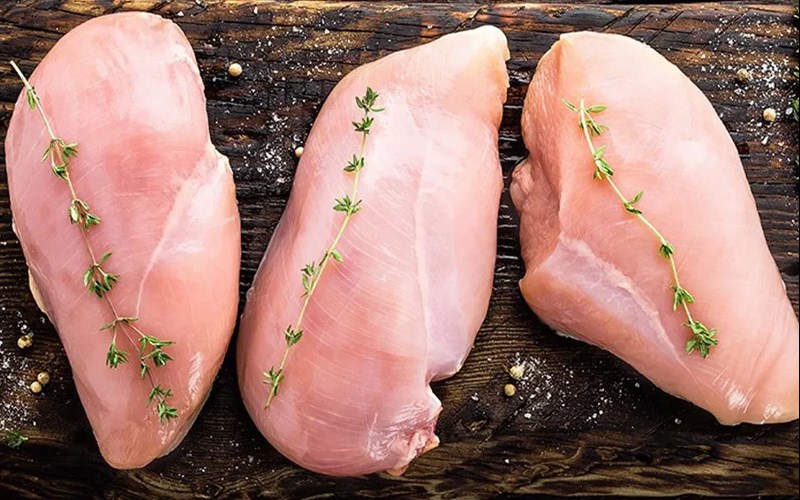 100gr ức gà bao nhiêu protein?