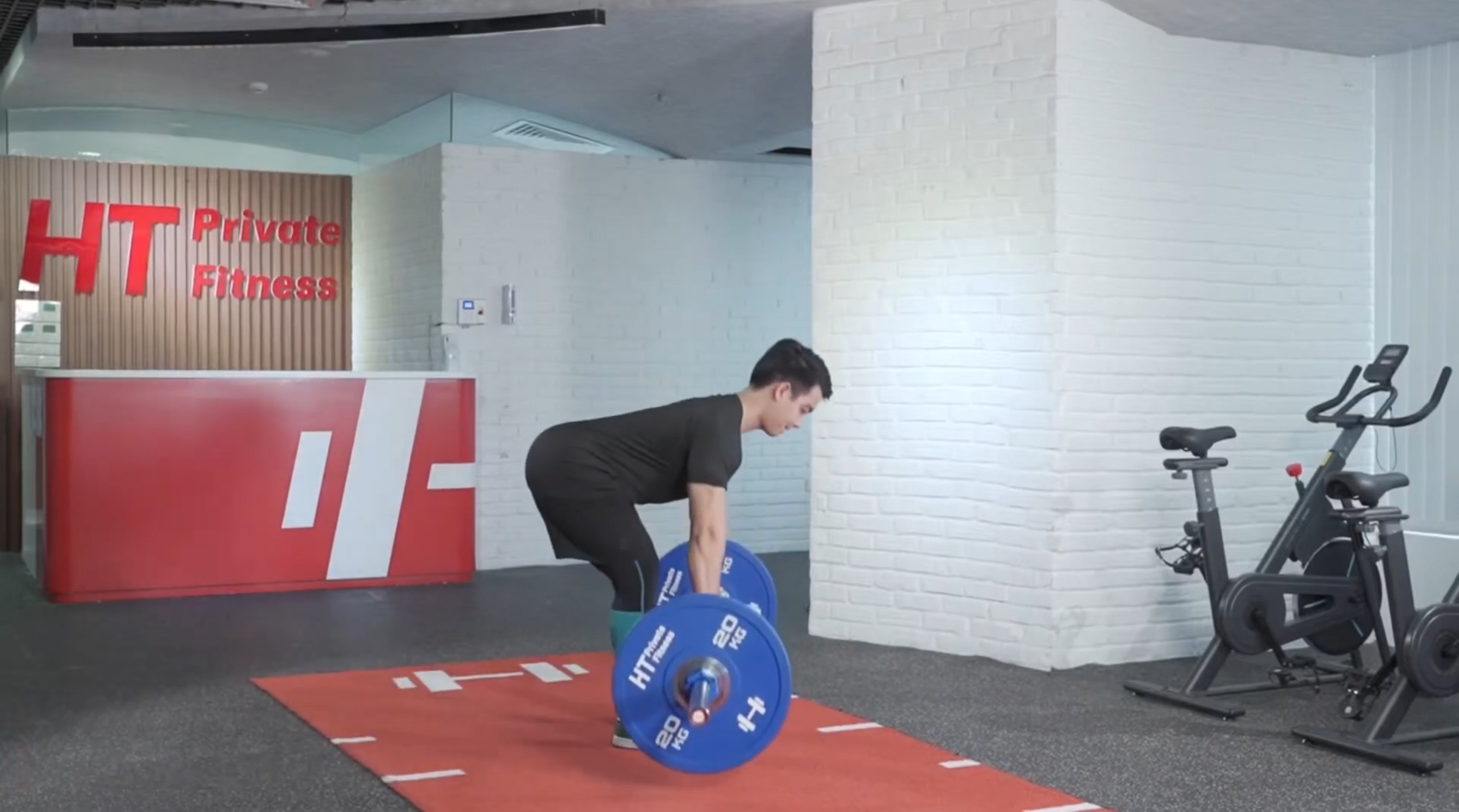 Stiff Leg Deadlift là bài tập hiệu quả cho đùi sau