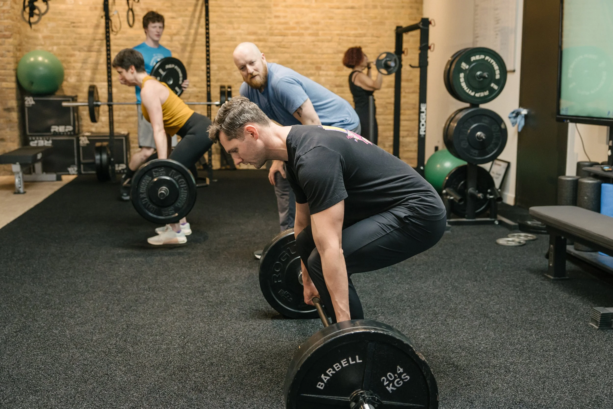 Những bài tập có thân người song song với mặt đất thường sẽ khiến cột sống chịu lực xé, kiểm soát không tốt lực này sẽ dễ gây ra đau lưng